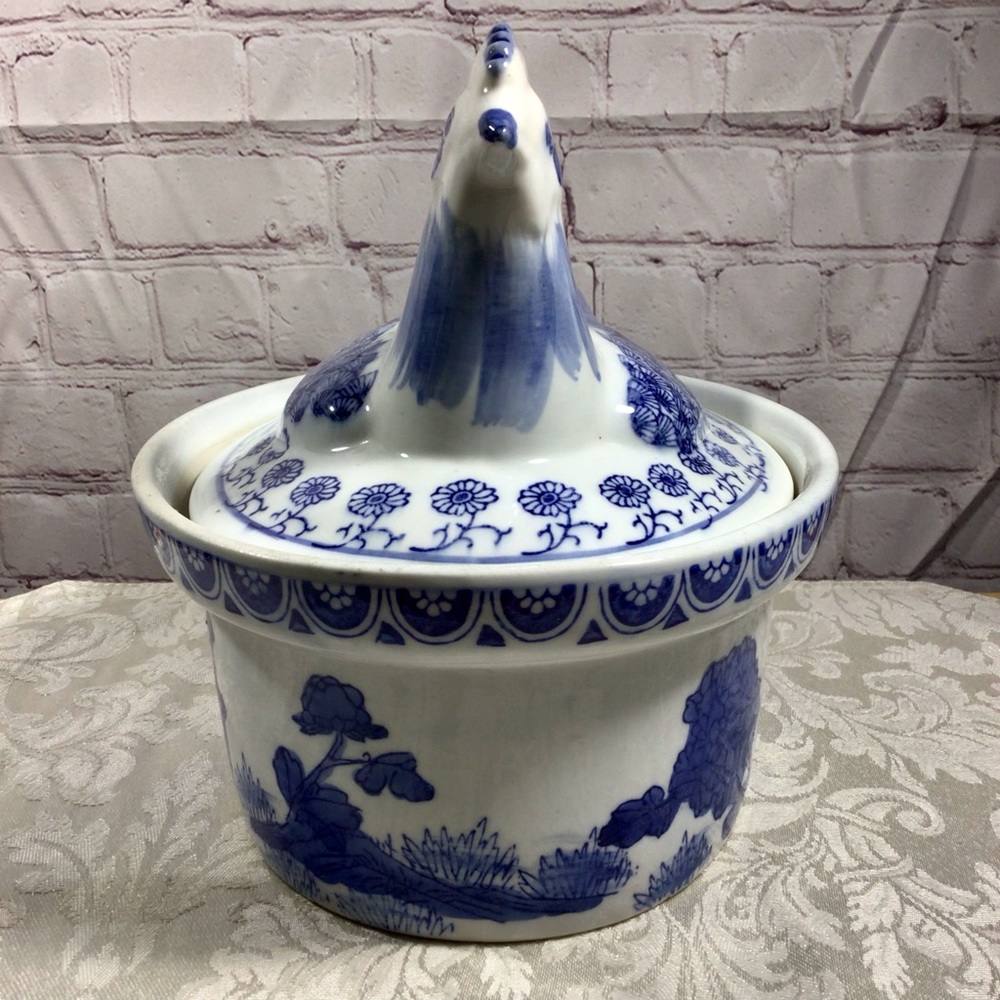 Vintage Blue and White Ceramic Chicken Covered Baking Dish Roaster Casserole - Picture 2 of 9